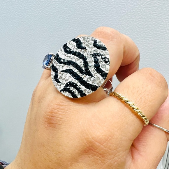 Swarov crystal black/white zebra ring - Picture 4 of 16